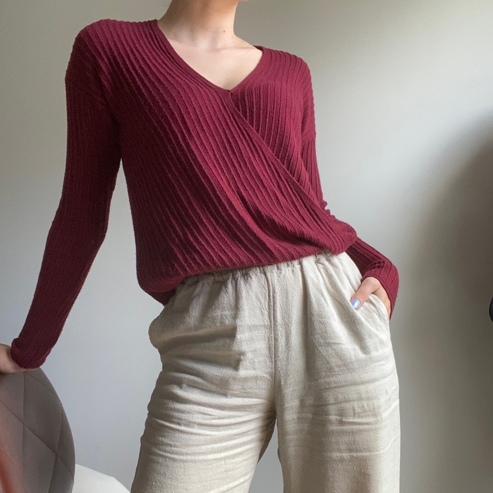 Hollister maroon knit sweater with layering detail in the front, slim fit